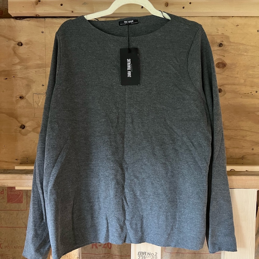 Zara Trafaluc Gray Knit raw edge sweater Top. Size L.